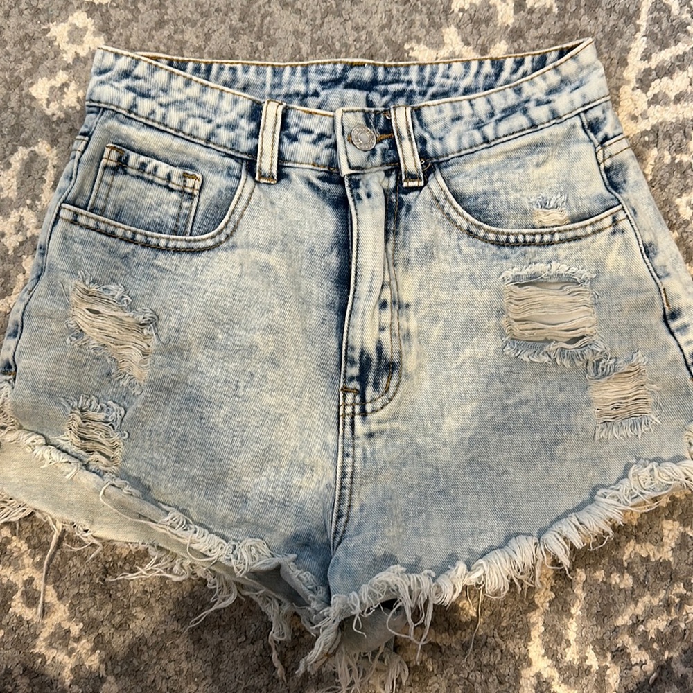 the cutest shein light wash jean shorts XS